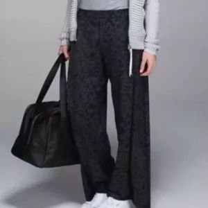 LULULEMON Forward Fold Trouser Wide Leg Pants Sz 2